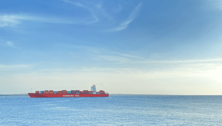 buque de carga en el mar